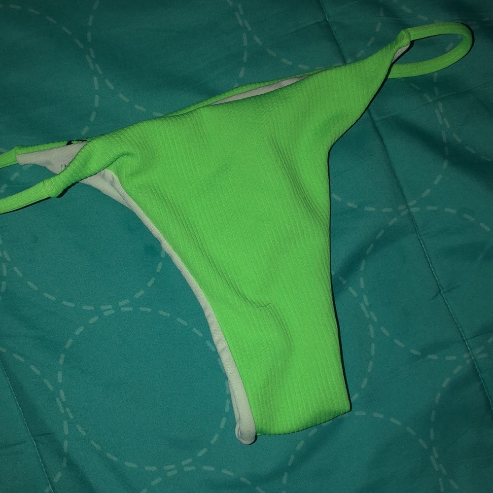 Bikini - Picture 4 of 4